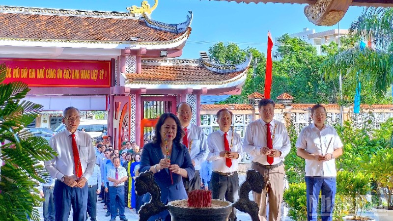 Phó Chủ tịch nước Võ Thị Ánh Xuân, cùng Đoàn công tác của Trung ương và lãnh đạo tỉnh Cà Mau dâng hoa, dâng hương Đền thờ 10 Anh hùng Liệt sĩ khởi nghĩa Hòn Khoai.