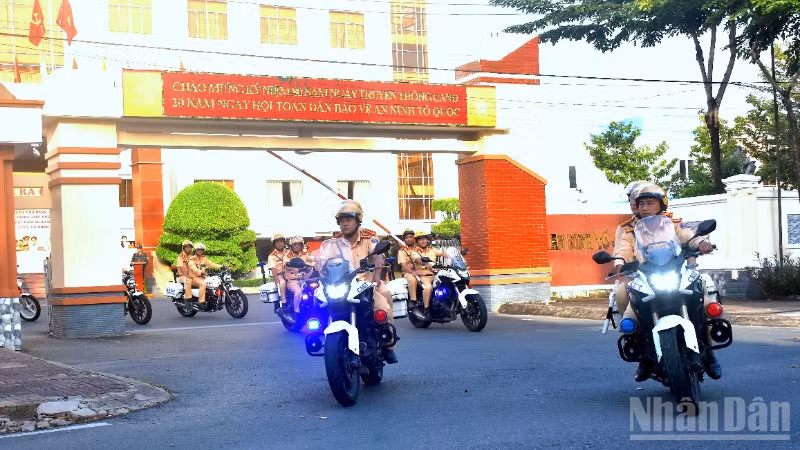 Lực lượng Công an Cà Mau xuất phát diễu hành ngay sau lễ ra quân.