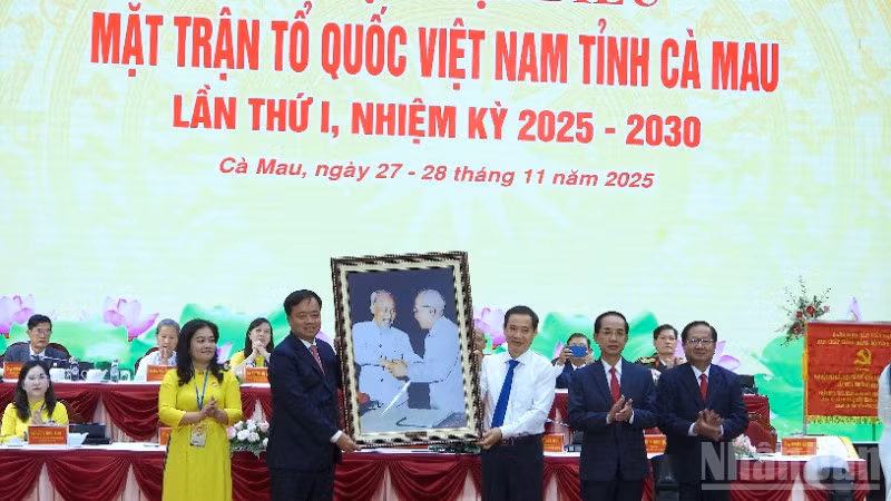 Đại diện lãnh đạo Trung ương Mặt trận Tổ quốc Việt Nam và các đoàn thể Trung ương tặng mừng Đại hội đại biểu Mặt trận Tổ quốc Việt Nam tỉnh Cà Mau.