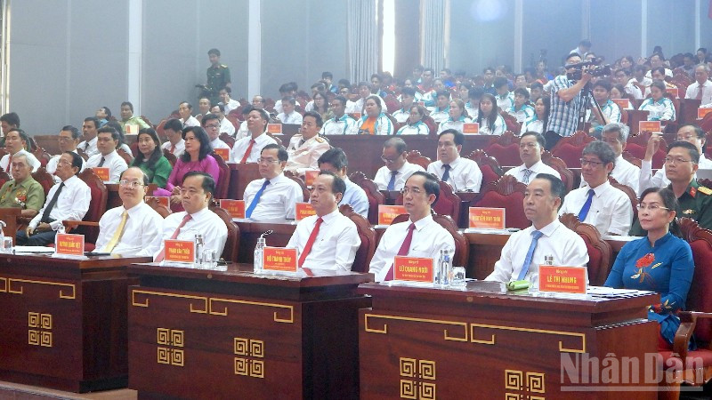 Lãnh đạo tỉnh Cà Mau (hàng đầu tiên) cùng các đại biểu tham dự buổi họp mặt.