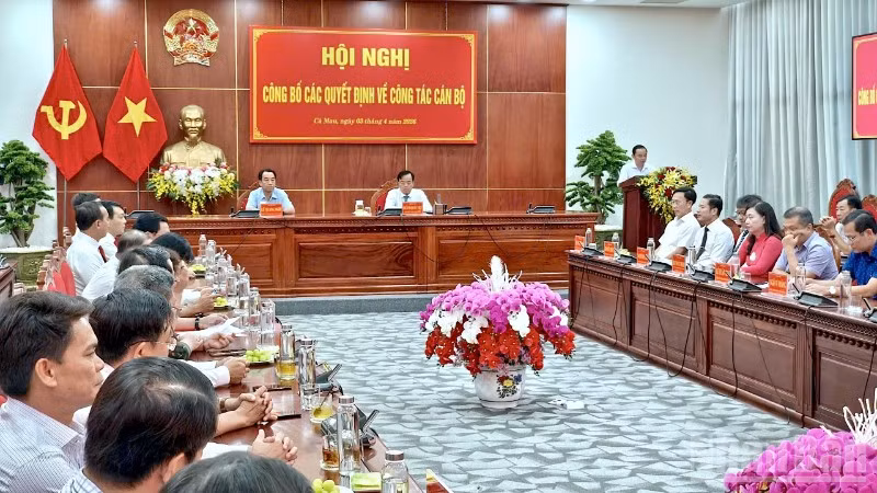 Quang cảnh Hội nghị công bố các quyết định về nhân sự tại Cà Mau chiều 3/4.