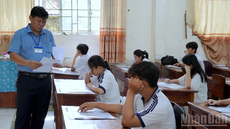Cán bộ coi thi tại điểm thi số 3 phổ biến quy chế thi đến các thí sinh dự thi vào chiều 25/6.