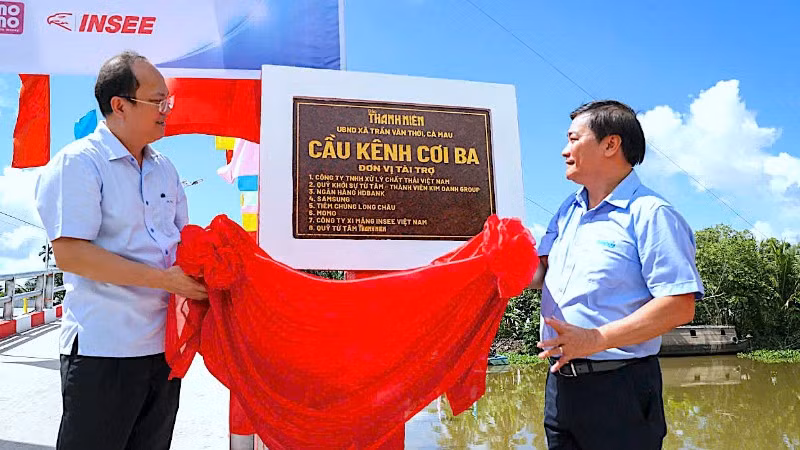 Bí thư Tỉnh ủy Cà Mau Nguyễn Hồ Hải (bìa trái) tháo băng khánh thành cầu Kênh Cơi Ba vào sáng 23/8.