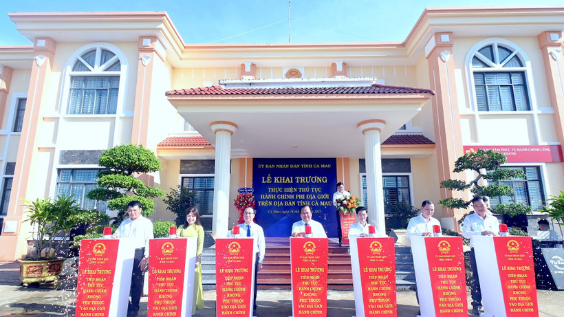 Lãnh đạo tỉnh Cà Mau và phường Tân Thành thực hiện nghi thức khai trương điểm phục vụ thủ tục hành chính phi địa giới vào sáng 18/8. (Ảnh: Thanh Minh)