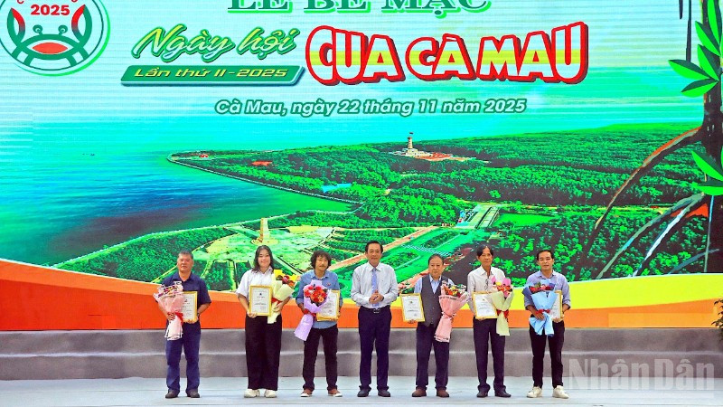 Đồng chí Hồ Việt Triều, Giám đốc Công an tỉnh Cà Mau trao thưởng cho các tác giả sáng tác Logo, Biểu tượng vui về con Cua và Slogan về chủ đề “Cua Cà Mau: Hương rừng-Vị biển”.