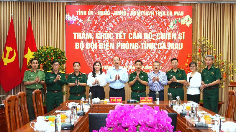 Ủy viên Trung ương Đảng, Bí thư Tỉnh ủy Cà Mau Nguyễn Hồ Hải (thứ 5 từ trái qua) cùng Đoàn công tác của Tỉnh ủy Cà Mau chụp hình lưu niệm khi đến thăm Ban Chỉ huy Bộ đội Biên phòng Cà Mau. 