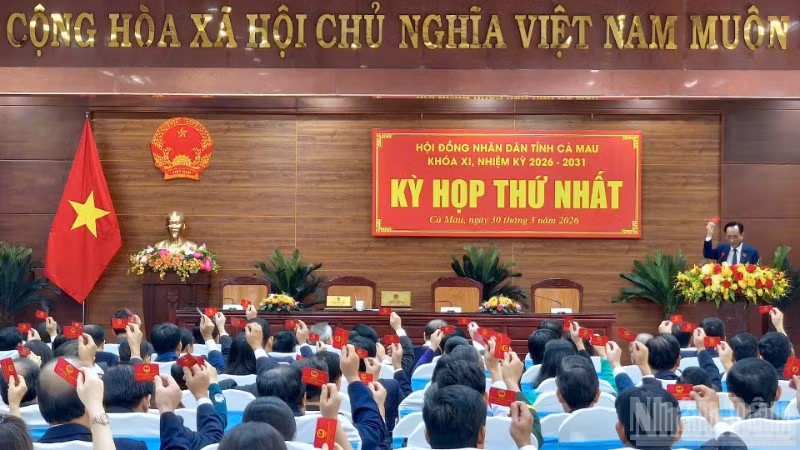 Các đại biểu tại kỳ họp biểu quyết thông qua giới thiệu nhân sự bầu các chức danh lãnh đạo Ủy ban nhân dân tỉnh.