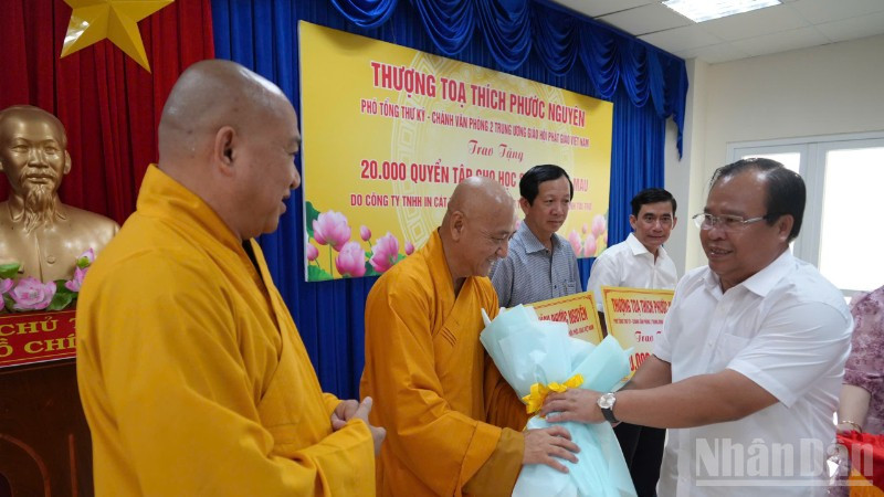 Phó Chủ tịch Ủy ban nhân dân tỉnh Nguyễn Minh Luân (bìa phải) tặng hoa cảm ơn đại diện Văn phòng 2 Trung ương Giáo hội Phật giáo Việt Nam.