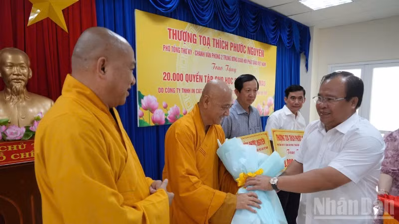 Phó Chủ tịch Ủy ban nhân dân tỉnh Nguyễn Minh Luân (bìa phải) tặng hoa cảm ơn đại diện Văn phòng 2 Trung ương Giáo hội Phật giáo Việt Nam.