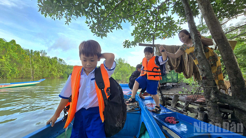 Học sinh xã Đất Mũi (tỉnh Cà Mau) dậy sớm đến trường vào ngày khai giảng năm học mới.