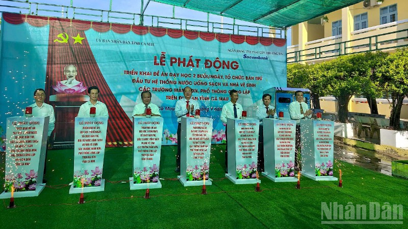 Lãnh đạo tỉnh Cà Mau thực hiện nghi thức phát động triển khai đề án về dạy học 2 buổi/ngày, tổ chức bán trú, đầu tư hệ thống nước uống sạch và nhà vệ sinh trong trường học.
