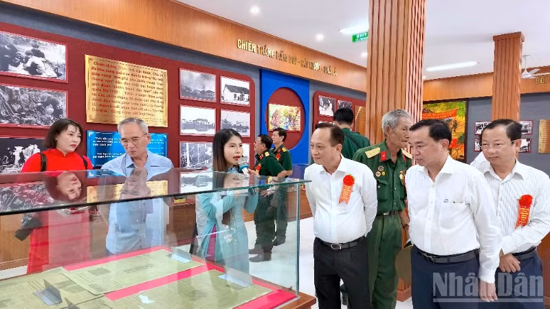 Ủy viên Trung ương Đảng, Trưởng Đoàn Đại biểu Quốc hội tỉnh Cà Mau Lữ Văn Hùng (thứ 2 từ trái qua) cùng lãnh đạo tỉnh Cà Mau tham quan không gian trưng bày trong khu di tích.