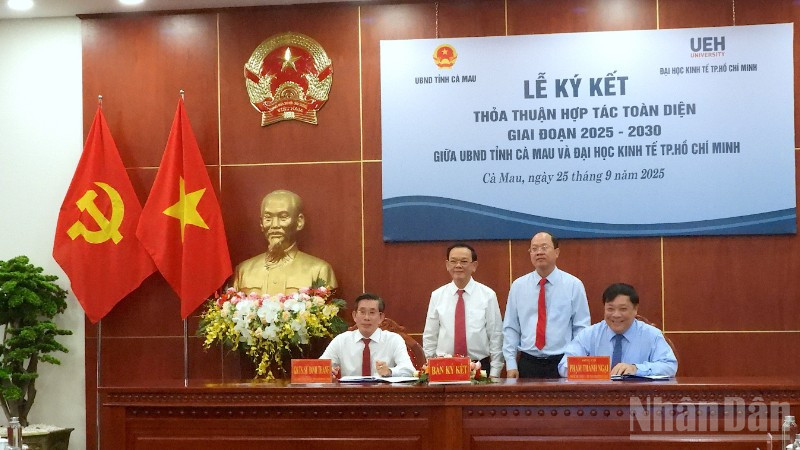 Chủ tịch Ủy ban nhân dân tỉnh Cà Mau Phạm Thành Ngại (bìa phải) ký kết hợp tác với Đại học Kinh tế Thành phố Hồ Chí Minh vào sáng 25/9.