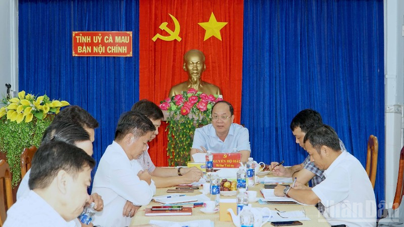 Bí thư Tỉnh ủy Cà Mau (trên cùng) làm việc với Ban Nội chính Tỉnh ủy vào chiều muộn 24/9.