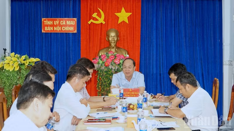 Bí thư Tỉnh ủy Cà Mau (trên cùng) làm việc với Ban Nội chính Tỉnh ủy vào chiều muộn 24/9.