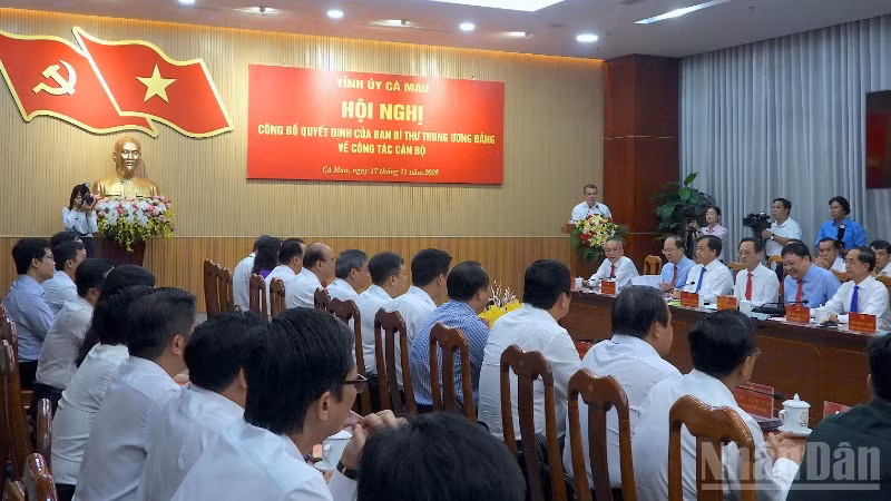 Hội nghị công bố quyết định của Ban Bí thư Trung ương Đảng về công tác cán bộ tại Cà Mau.