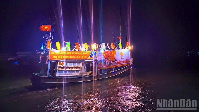 Sử dụng tàu cá gắn loa phóng thanh để mang thông tin bầu cử đến kịp thời các vùng ven biển thưa thớt dân cư, đi lại gặp khó khăn tại Cà Mau.