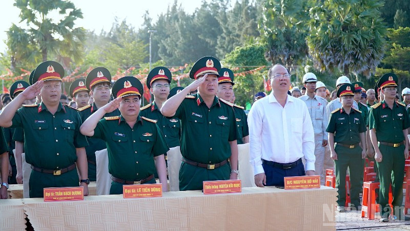 Ủy viên Trung ương Đảng, Bí thư Tỉnh ủy Cà Mau Nguyễn Hồ Hải (áo trắng, hàng đầu tiên) thực hiện nghi thức chào cờ tại điểm bỏ phiếu số 9, ấp Khai Long, xã Đất Mũi (tỉnh Cà Mau). 