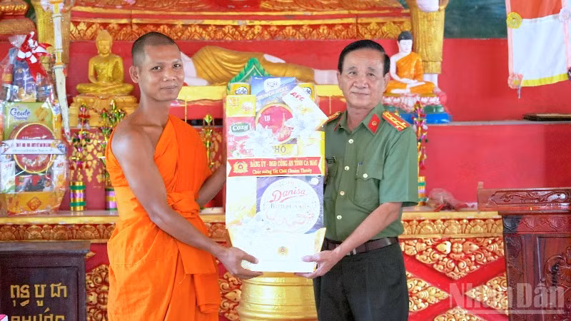 Đại tá Phạm Minh Lũy, Phó Giám đốc Công an tỉnh Cà Mau (bìa phải) trao tặng quà Tết tại chùa Cao Dân, xã Tân Lộc, tỉnh Cà Mau.