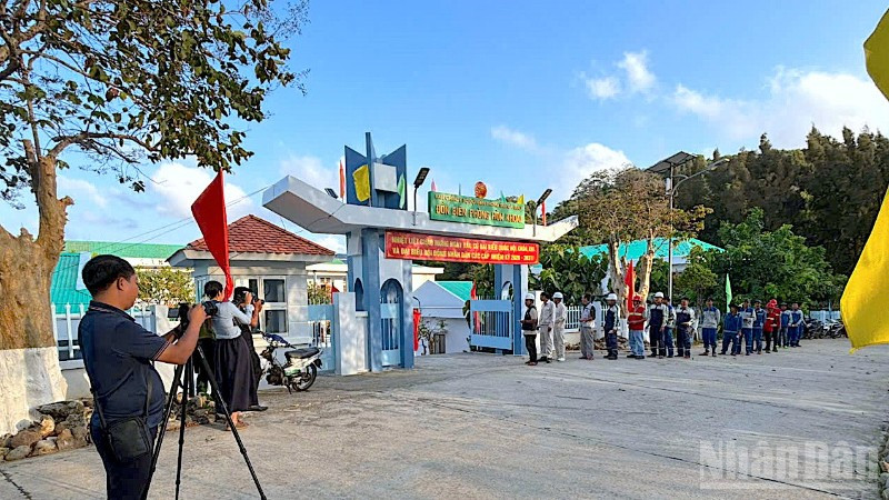 Cử tri tham gia đi bầu vào sáng 13/3 trên đảo Hòn Khoai, thuộc xã Đất Mũi, tỉnh Cà Mau.