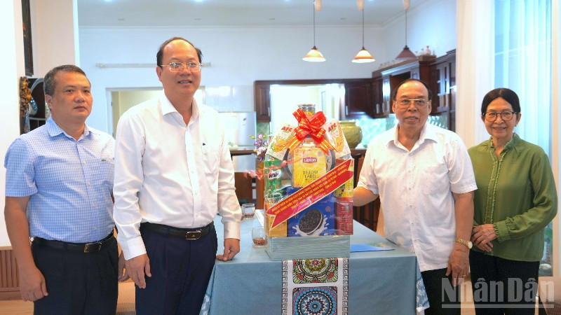 Bí thư Tỉnh ủy Nguyễn Hồ Hải (thứ hai, từ trái qua) trao tặng quà cho gia đình đồng chí Phạm Thanh Trị.