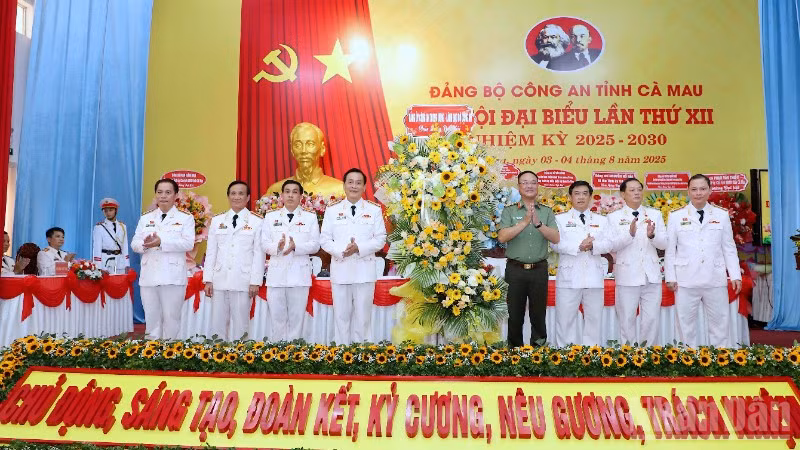 Thứ trưởng Phạm Thế Tùng (áo ngành) tặng hoa của Đảng ủy Công an Trung ương và Bộ Công an chúc mừng Đại hội.