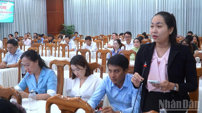 Đại diện doanh nghiệp tại Cà Mau tham gia ý kiến tại Hội nghị chuyển đổi số vào chiều 12/8.