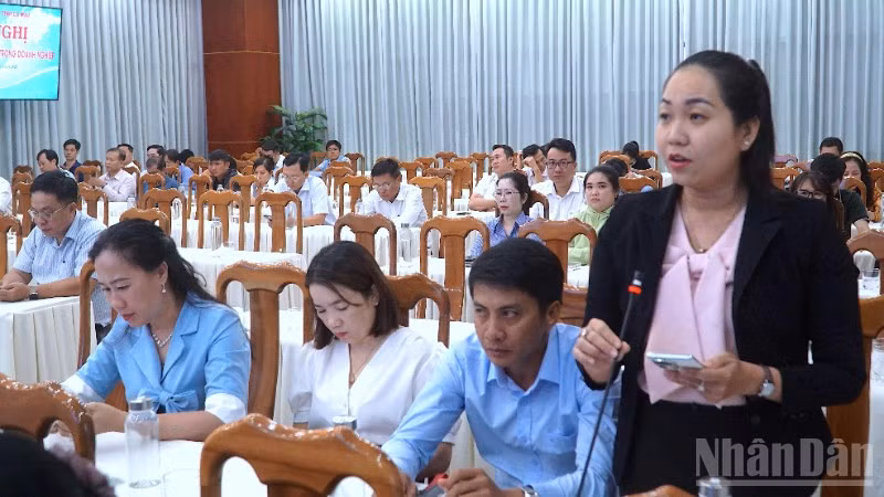 Đại diện doanh nghiệp tại Cà Mau tham gia ý kiến tại Hội nghị chuyển đổi số vào chiều 12/8.