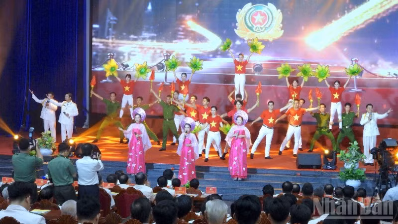 Văn nghệ chào mừng kỷ niệm 80 năm Ngày truyền thống Công an nhân dân Cà Mau.