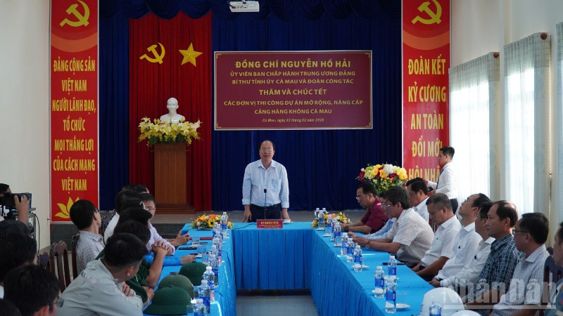 Ủy viên Trung ương Đảng, Bí thư Tỉnh ủy Nguyễn Hồ Hải (đứng) làm việc với đơn vị thi công Dự án nâng cấp Cảng Hàng không Cà Mau vào chiều muộn 23/2.