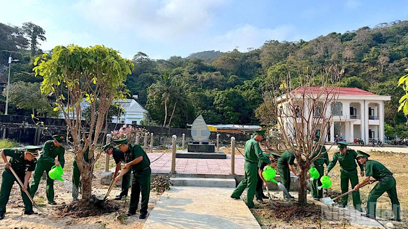 Cán bộ, chiến sĩ Đồn Biên phòng Hòn Khoai tham gia trồng cây sau lễ phát động phong trào. 