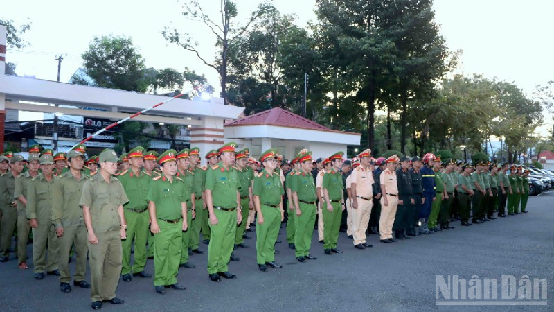 Các lực lượng tham gia lễ ra quân.