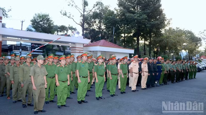 Các lực lượng tham gia lễ ra quân.