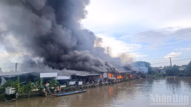 Hiện trường vụ cháy chợ Thanh Tùng vào thời điểm lửa mới bắt đầu khởi phát vào cuối giờ sáng 22/8.