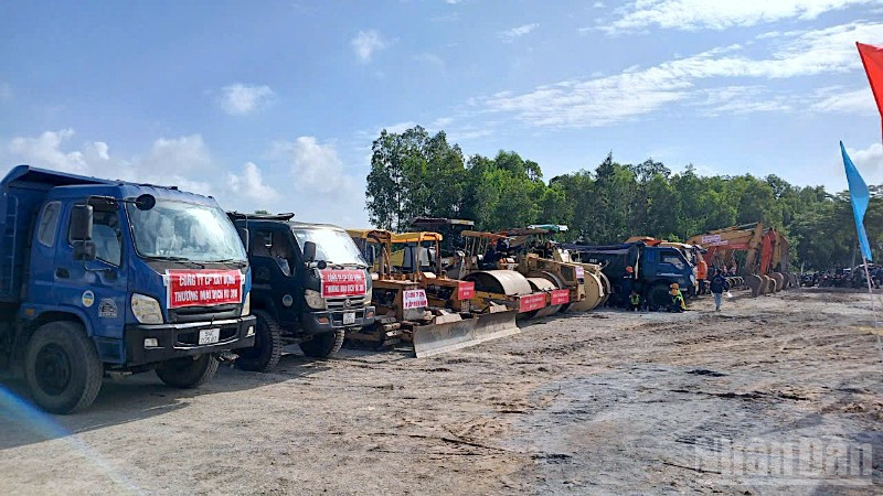 Thiết bị, máy móc tập kết cho việc thi công công trình thuộc Dự án đường vành đai trong và vành đai ngoài tại Cà Mau.