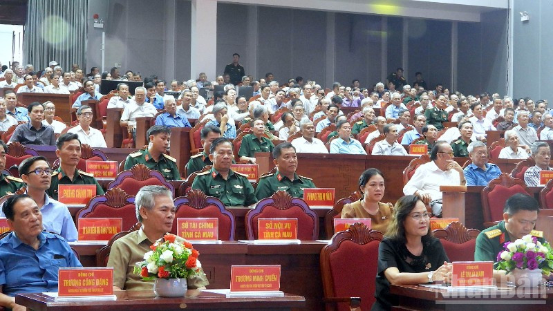 Các đồng chí lãnh đạo, nguyên lãnh đạo tỉnh Cà Mau, cùng đông đảo các sĩ quan quân đội và cán bộ, chiến sĩ lực lượng vũ trang trong tỉnh dự họp mặt.