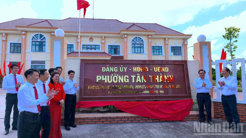 Phó Chủ tịch Quốc hội Lê Minh Hoan, Bí thư Tỉnh ủy Cà Mau Nguyễn Hồ Hải tham gia nghi thức gắn biển phường Tân Thành.