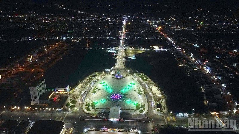 Quảng trường Phan Ngọc Hiển được xem là “trái tim” của đô thị Cà Mau lung linh sắc màu khi đêm xuống.