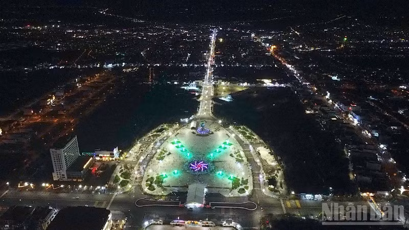 Quảng trường Phan Ngọc Hiển được xem là “trái tim” của đô thị Cà Mau lung linh sắc màu khi đêm xuống.