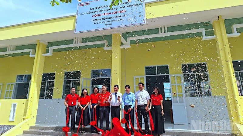 Nghi thức bàn giao 4 phòng học được xây dựng mới do Tập đoàn Central Retail Việt Nam tài trợ cho Trường tiểu học Đông Hải.