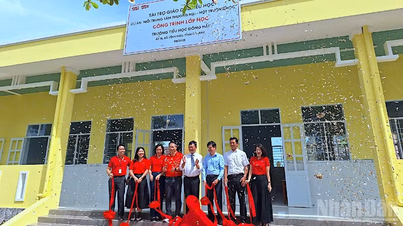 Nghi thức bàn giao 4 phòng học được xây dựng mới do Tập đoàn Central Retail Việt Nam tài trợ cho Trường tiểu học Đông Hải.