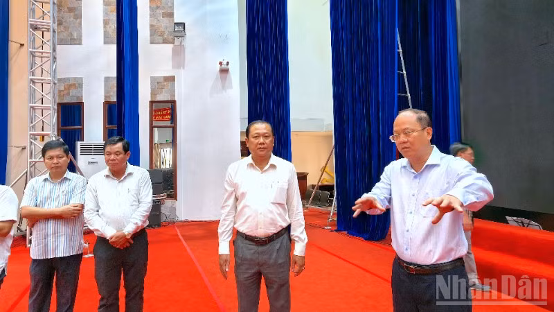 Bí thư Tỉnh ủy Cà Mau Nguyễn Hồ Hải (bìa phải) kiểm tra cơ sở vật chất tại khu vực sân khấu Trung tâm Hội nghị tỉnh Cà Mau.