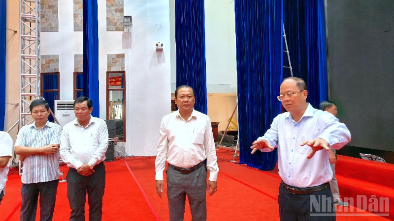 Bí thư Tỉnh ủy Cà Mau Nguyễn Hồ Hải (bìa phải) kiểm tra cơ sở vật chất tại khu vực sân khấu Trung tâm Hội nghị tỉnh Cà Mau.