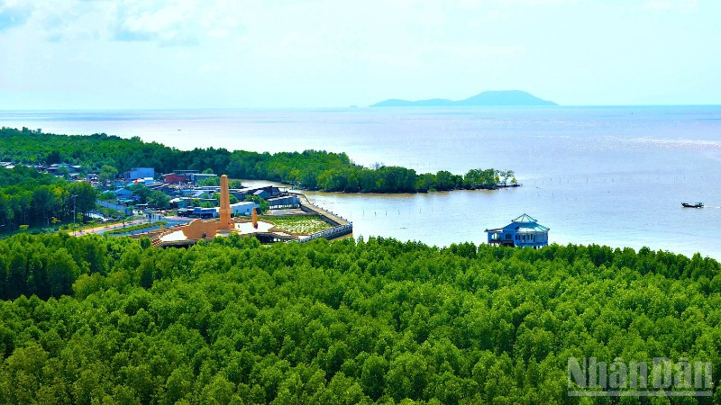 Một góc tuyến đường bộ Hồ Chí Minh, đoạn thuộc xã Đất Mũi, tỉnh Cà Mau nhìn ra cụm đảo Hòn Khoai, tương lai có cảng lưỡng dụng và cầu vượt biển dài nhất cả nước.