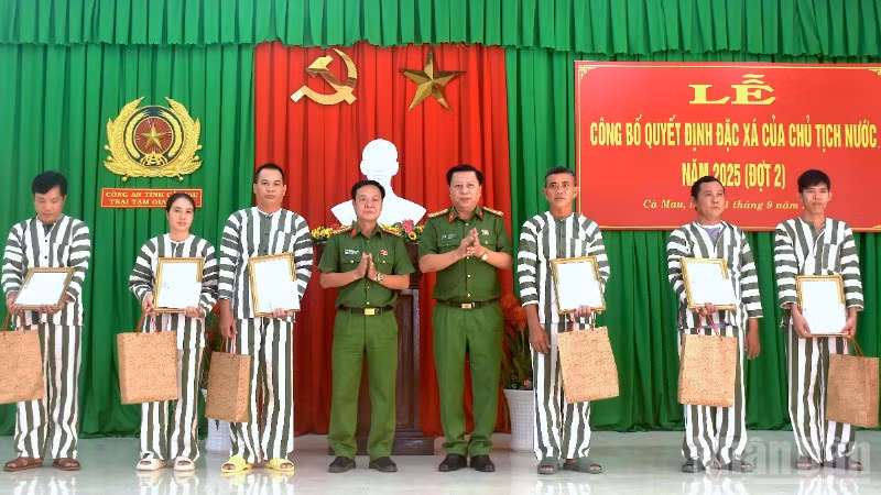 Đại diện Công an tỉnh Cà Mau trao Giấy chứng nhận đặc xá và quà cho các phạm nhân được đặc xá vào sáng 1/9.