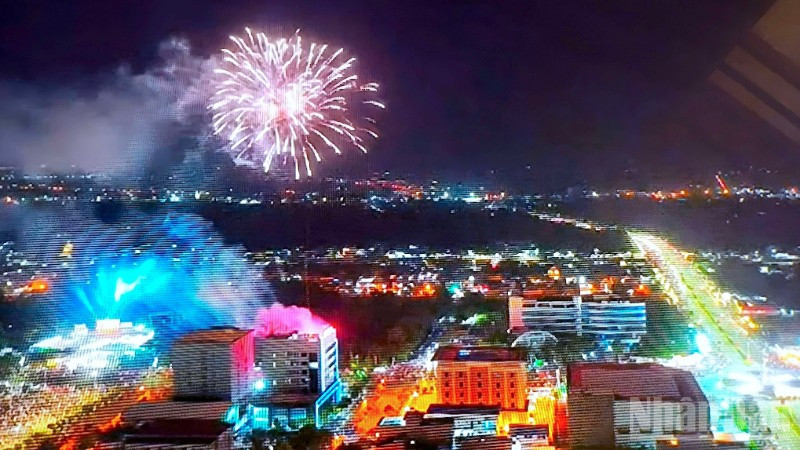 Một điểm cầu bắn pháo hoa trên địa bàn tỉnh Cà Mau vào đêm giao thừa 2025. (Ảnh minh họa)