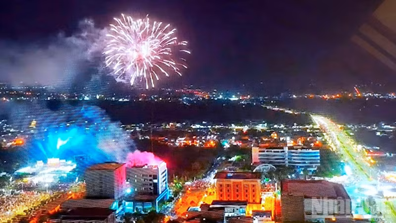 Một điểm cầu bắn pháo hoa trên địa bàn tỉnh Cà Mau vào đêm giao thừa 2025. (Ảnh minh họa)
