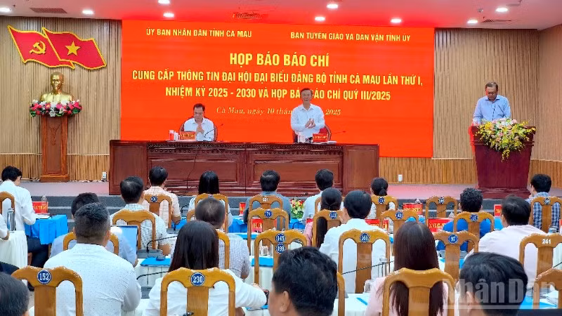 Quang cảnh cuộc họp báo chiều 10/10.