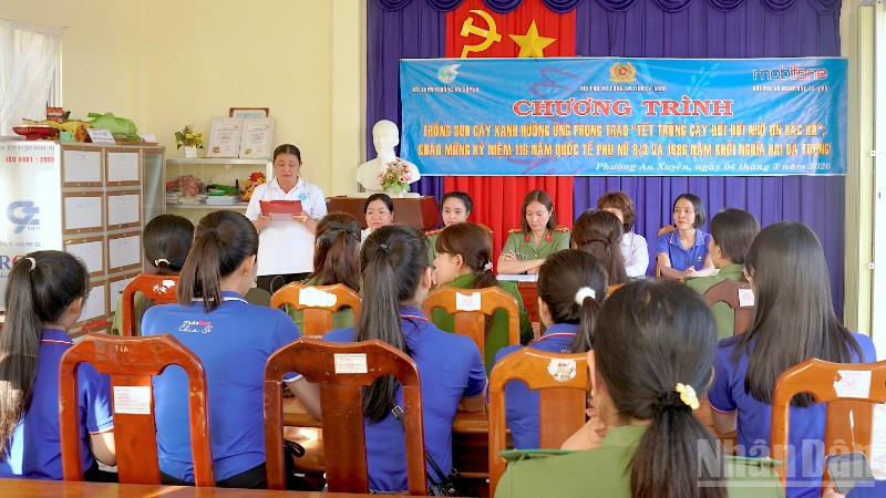 Quang cảnh chương trình hưởng ứng Tết trồng cây của Phụ nữ Công an tỉnh Cà Mau cùng các đơn vị phối hợp.