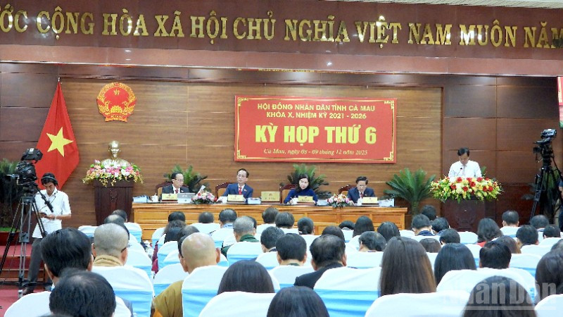 Quang cảnh phiên khai mạc kỳ họp Hội đồng nhân dân tỉnh Cà Mau vào sáng 8/12.